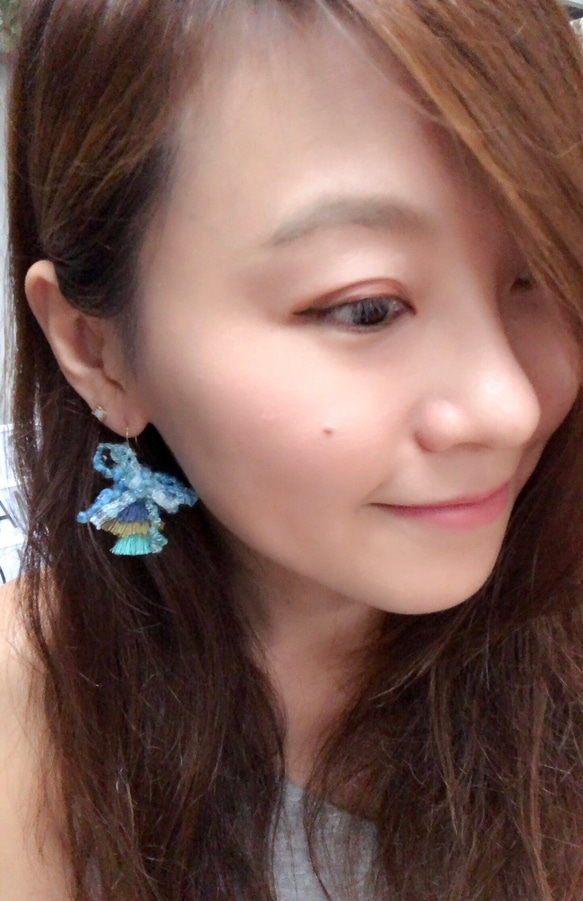 ［Nancy’s]《藍天草地》日本手染線蝴蝶結+藍綠色漸層流蘇純黃銅耳環 第2張的照片
