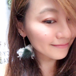 ［Nancy’s]《跳跳水藻》天然墨綠色毛球+銀色色手染線[夾式]耳環 第3張的照片
