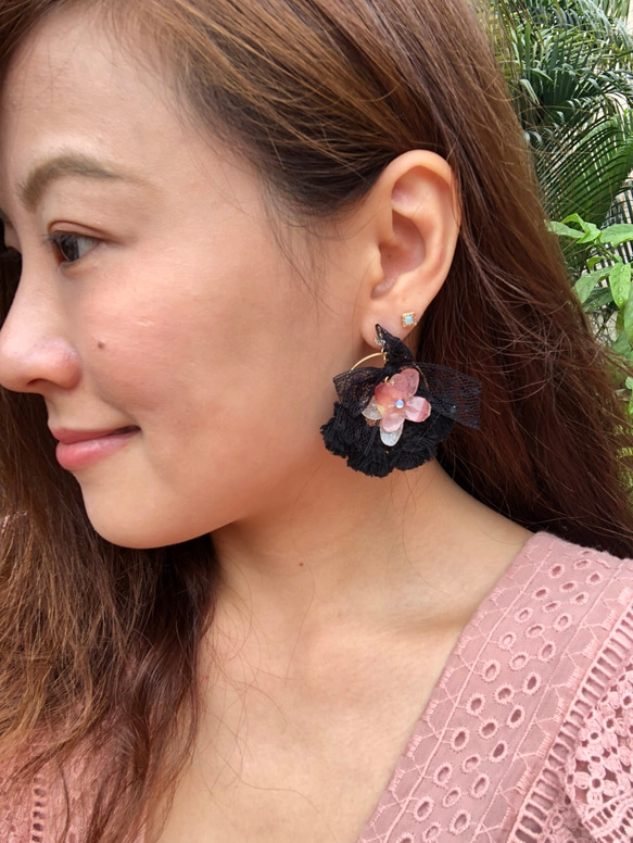 ［Nancy’s]《黑夜櫻花》真實粉紅漸層繡球花瓣黑色流蘇針式耳環 第2張的照片