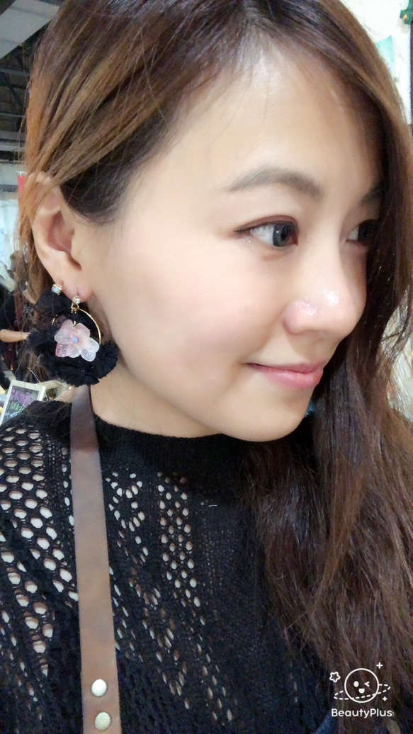 ［Nancy’s]《黑夜櫻花》真實粉紅漸層繡球花瓣黑色流蘇針式耳環 第3張的照片