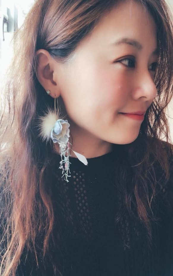 ［Nancy’s]《藍色多瑙河》日本藍色漸層手染花瓣毛球流蘇純黃銅勾式耳環 第2張的照片