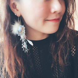 ［Nancy’s]《藍色多瑙河》日本藍色漸層手染花瓣毛球流蘇純黃銅勾式耳環 第3張的照片
