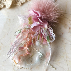 ［Nancy’s]《粉紅佳人》日本粉紅兔毛球蝴蝶結蕾絲純黃銅勾式耳環單隻賣場 第2張的照片