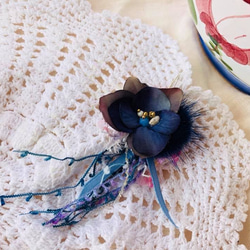 ［Nancy’s]《深藍海旅行》日本手染線深藍漸層繡球花瓣毛球緞帶垂墜耳環（單隻） 第2張的照片