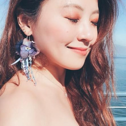 ［Nancy’s]《深藍海旅行》日本手染線深藍漸層繡球花瓣毛球緞帶垂墜耳環（單隻） 第4張的照片