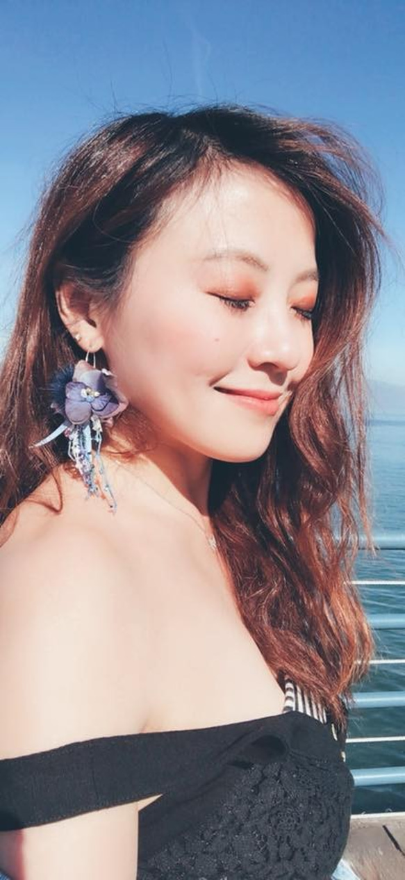 ［Nancy’s]《深藍海旅行》日本手染線深藍漸層繡球花瓣毛球緞帶垂墜耳環（單隻） 第4張的照片