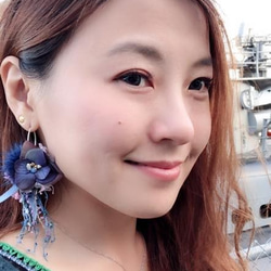 ［Nancy’s]《深藍海旅行》日本手染線深藍漸層繡球花瓣毛球緞帶垂墜耳環（單隻） 第6張的照片