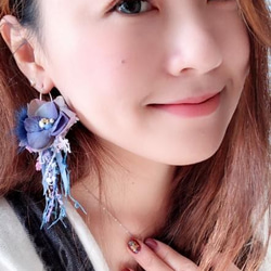 ［Nancy’s]《深藍海旅行》日本手染線深藍漸層繡球花瓣毛球緞帶垂墜耳環（單隻） 第7張的照片
