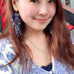 ［Nancy’s]《深藍海旅行》日本手染線深藍漸層繡球花瓣毛球緞帶垂墜耳環（單隻） 第8張的照片