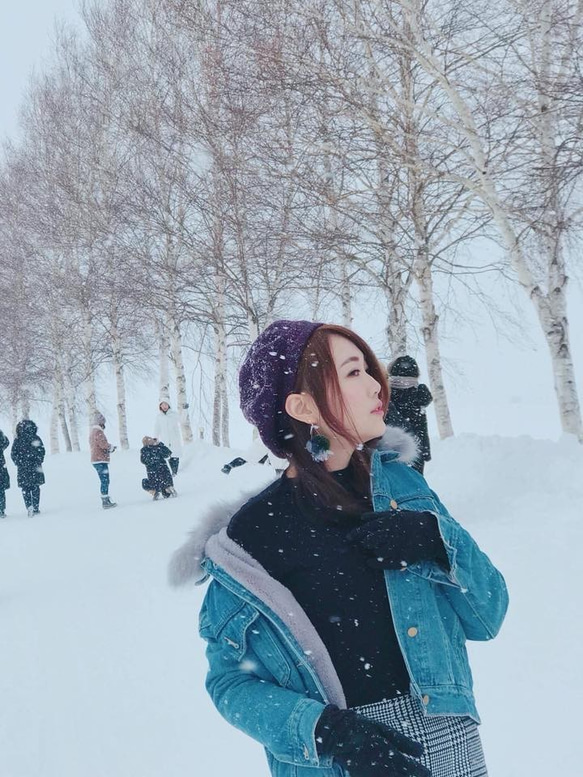 ［Nancy’s]《雪松》藍灰漸層花瓣+綠毛球+冷色調新色手染線水滴造型耳環（單隻） 第5張的照片