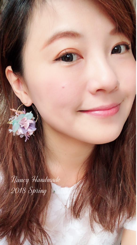 [Nancy’s] 《巴黎小花籃》雙面配戴法式絹花+日本手染線流蘇花雙面圈圈黃銅耳環（金屬圈圈耳針） 第4張的照片