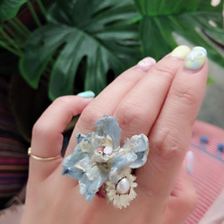 [Nancy’s]《和煦秋園》永恆藍飛燕珍珠玫瑰花戒指 第1張的照片