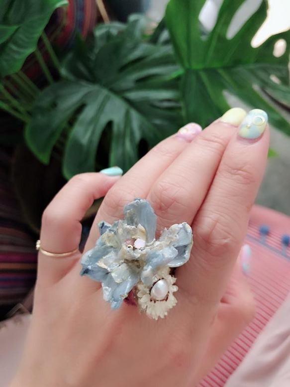 [Nancy’s]《和煦秋園》永恆藍飛燕珍珠玫瑰花戒指 第1張的照片