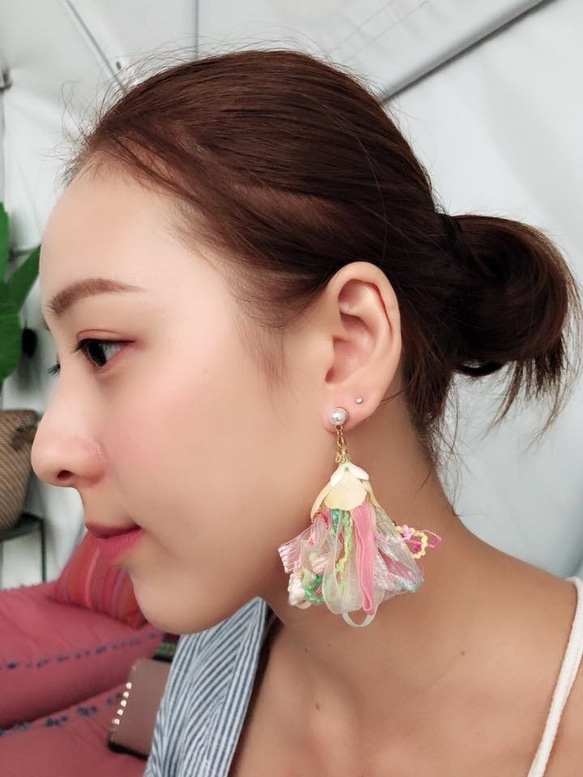 [Nancy’s]《熱帶鈴鐺花》日本澎澎手染線珍珠垂墜耳環 第2張的照片