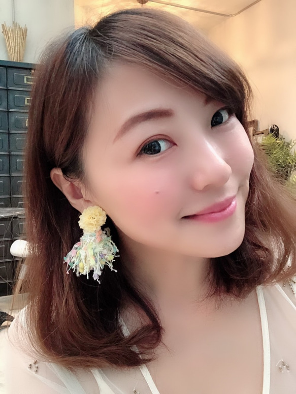 [Nancy’s]秋冬新作<好心情>黃色花兒滿滿彩色手染線澎澎流蘇貼耳耳環 第3張的照片