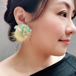 [Nancy’s] 《熱帶檸檬花 》手縫施華洛世奇水晶裡頭花朵手染線後扣毛球耳環 第4張的照片