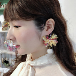 [Nancy’s] 《初心》日本手染線黃色蝴蝶結白色果球搖曳耳環 第2張的照片
