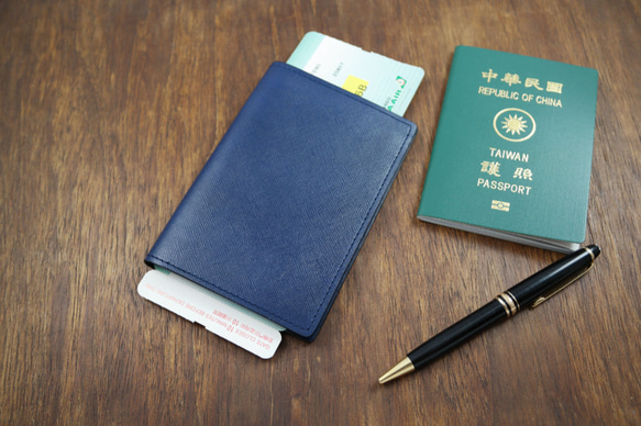 APEE皮手工~護照夾~十字細紋深藍 第1張的照片