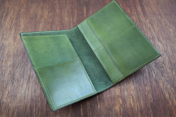 APEE皮手工~護照夾~鱷魚皮紋漸層墨綠 第2張的照片