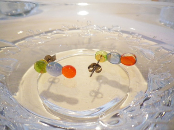 ガラスの縦ラインピアス　黄緑×水色×オレンジ 3枚目の画像