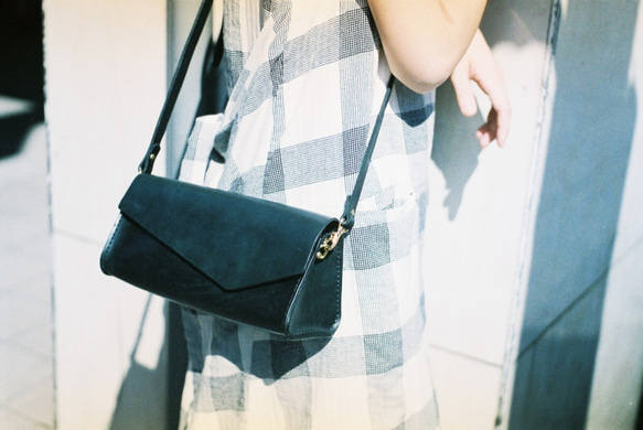 三角ショルダーバッグ-黒 ショルダーバッグ 革事件