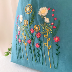 【A4大サイズ】草花手刺繍･綿麻トートバッグ･アクアブルー【くが屋】 3枚目の画像