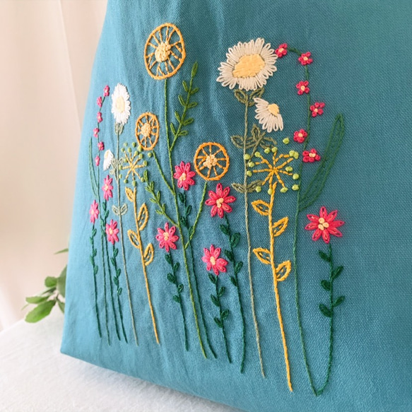 【A4大サイズ】草花手刺繍･綿麻トートバッグ･アクアブルー【くが屋】 3枚目の画像