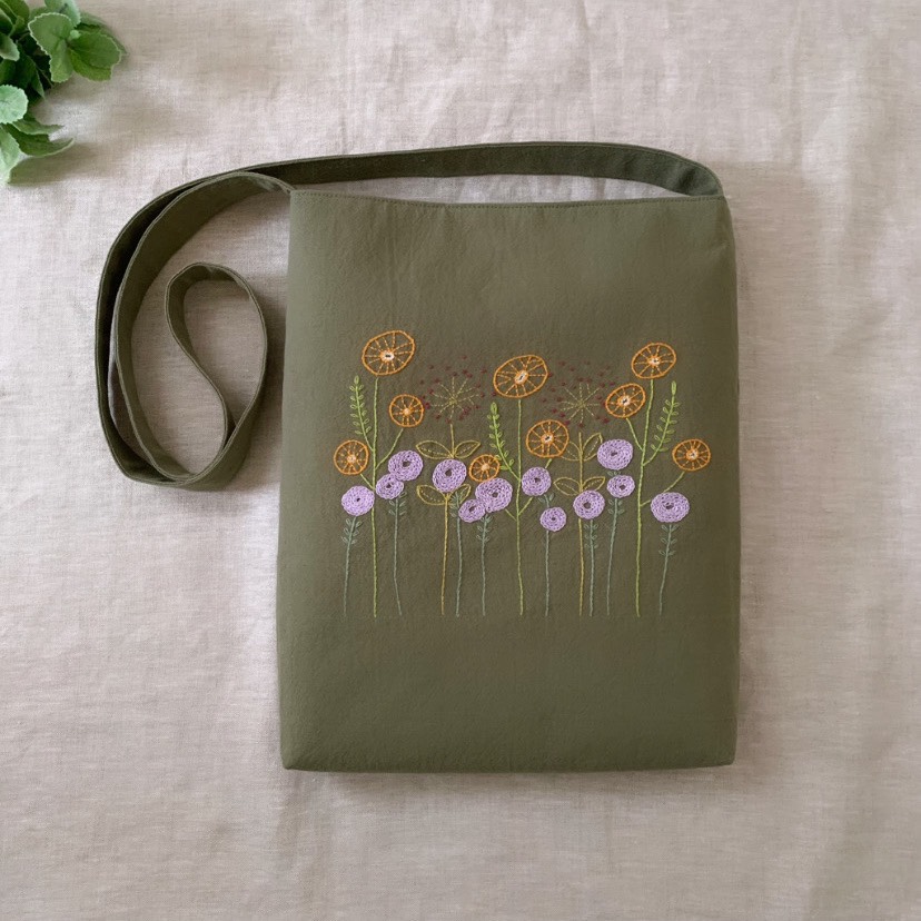 【A4大サイズ】草花手刺繍･綿麻ショルダーバッグ/ライトカーキ【くが屋】
