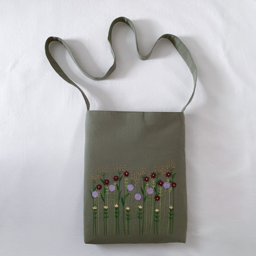 【A4大サイズ】草花手刺繍･綿麻ショルダーバッグ/カーキ【くが屋】 4,936円