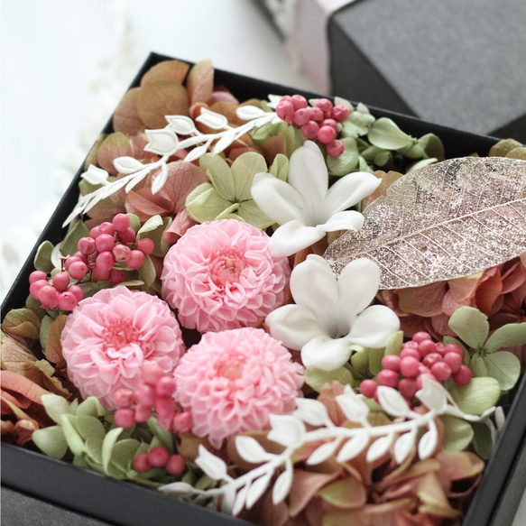 ダリアのボックスフラワー プリザーブドフラワー +essence 通販｜Creema(クリーマ)