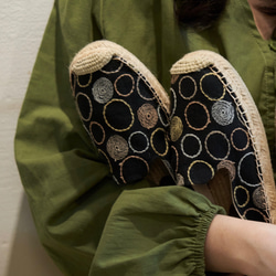 日本刺繡緹花布手工草編鞋 黑圈 第6張的照片