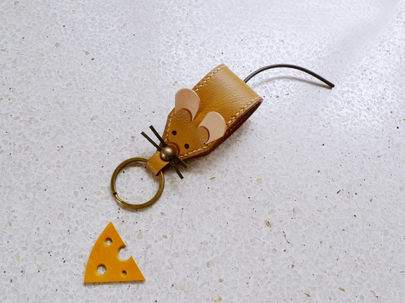手工皮革縫製土黃色小老鼠鑰匙圈 第1張的照片