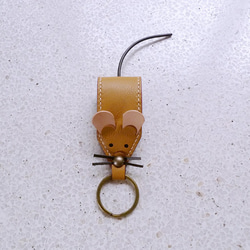 手工皮革縫製土黃色小老鼠鑰匙圈 第2張的照片