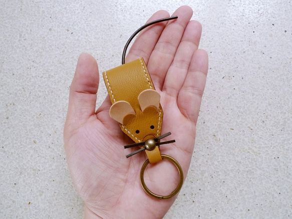 手工皮革縫製土黃色小老鼠鑰匙圈 第3張的照片