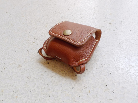 手縫いのブラウンコーヒーソフトレザー小さなバックパック型エアポッドイヤホン収納バッグ 2枚目の画像