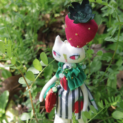 【soldout】いちごにかじられた猫のgazet 002 2枚目の画像