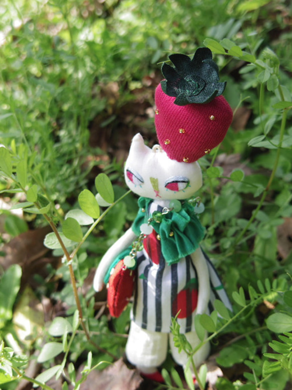 【soldout】いちごにかじられた猫のgazet 002 2枚目の画像