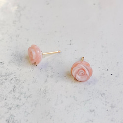 ◇カリブ海のクイーンコンクシェル◇フラワーピアス ほんのりピンク