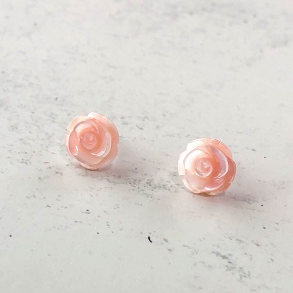 ◇ピンクシェルのローズ・カービングの 10mm 一粒ピアス◇選べる金具