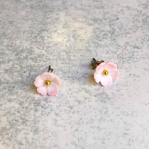 ◇カリブ海のクイーンコンクシェル◇フラワーピアス ほんのりピンク