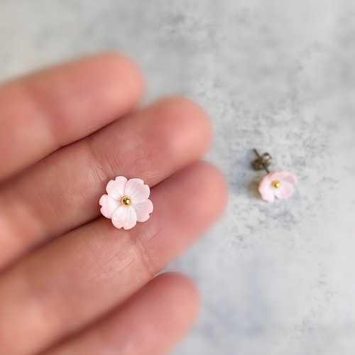 ◇カリブ海のクイーンコンクシェル◇フラワーピアス ほんのりピンク