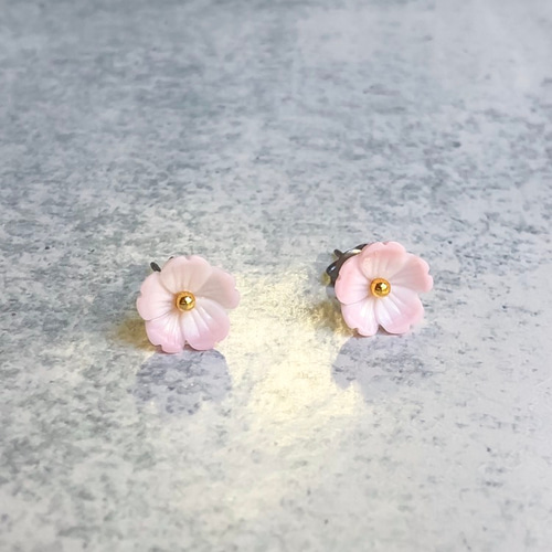 ◇カリブ海のクイーンコンクシェル◇フラワーピアス ほんのりピンク