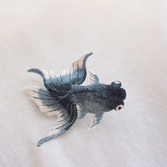 黒い金魚 刺繍の髪飾り    embroidery goldfish accessory 5枚目の画像