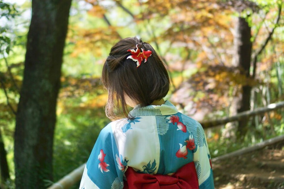 真っ赤な金魚の髪飾り　刺繍ブローチ  ヘアクリップ 1枚目の画像