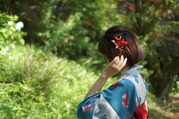 真っ赤な金魚の髪飾り　刺繍ブローチ  ヘアクリップ 2枚目の画像