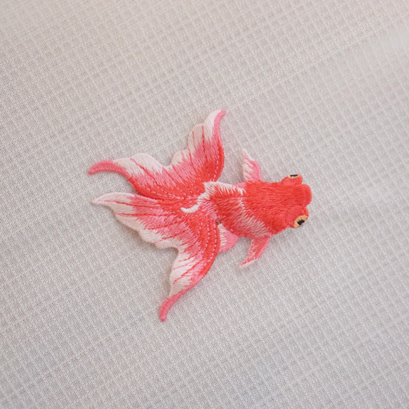 桃色金魚の刺繍立体ブローチ　髪飾りにも　使い方色々 3枚目の画像