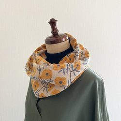秋冬のファッションに華を添えてくれる.。.:*・おしゃれなゴブラン織りのスヌード♡フラワー柄　北欧調　花柄　イエロー 4枚目の画像