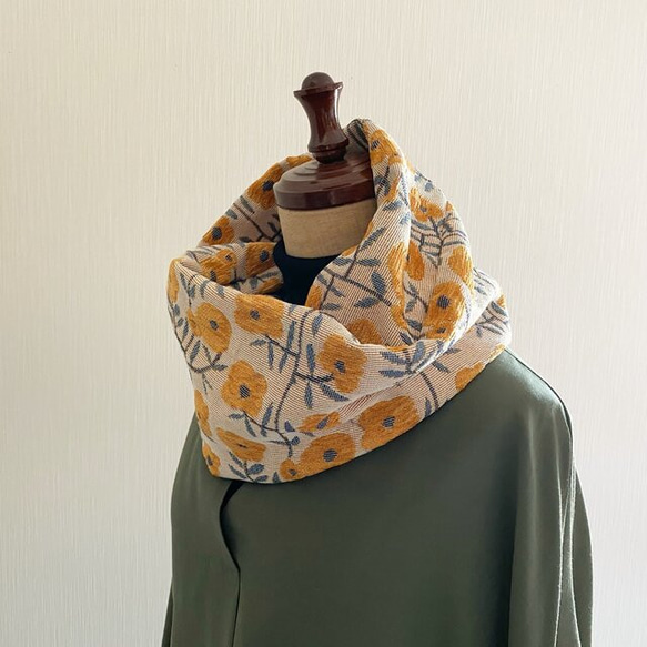 秋冬のファッションに華を添えてくれる.。.:*・おしゃれなゴブラン織りのスヌード♡フラワー柄　北欧調　花柄　イエロー 6枚目の画像