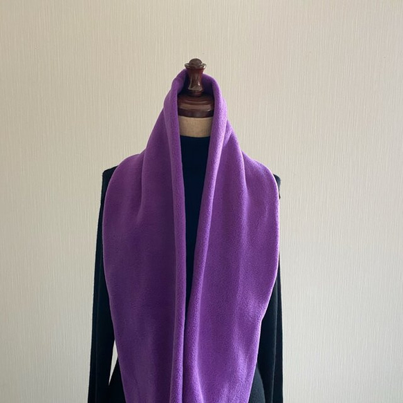秋冬ファッションにアクセントカラーを☆.。.:*・差し色になる綺麗色スヌード♡パープル　紫　ボリューム　ロングタイプ 3枚目の画像