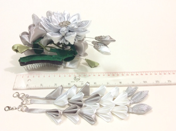 （つまみ細工） 銀色系緞帶花插梳 銀白色 髮飾 婚飾 絲帶花 第4張的照片